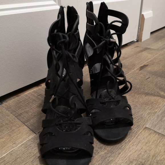 Laced heels - Picture 2 of 3